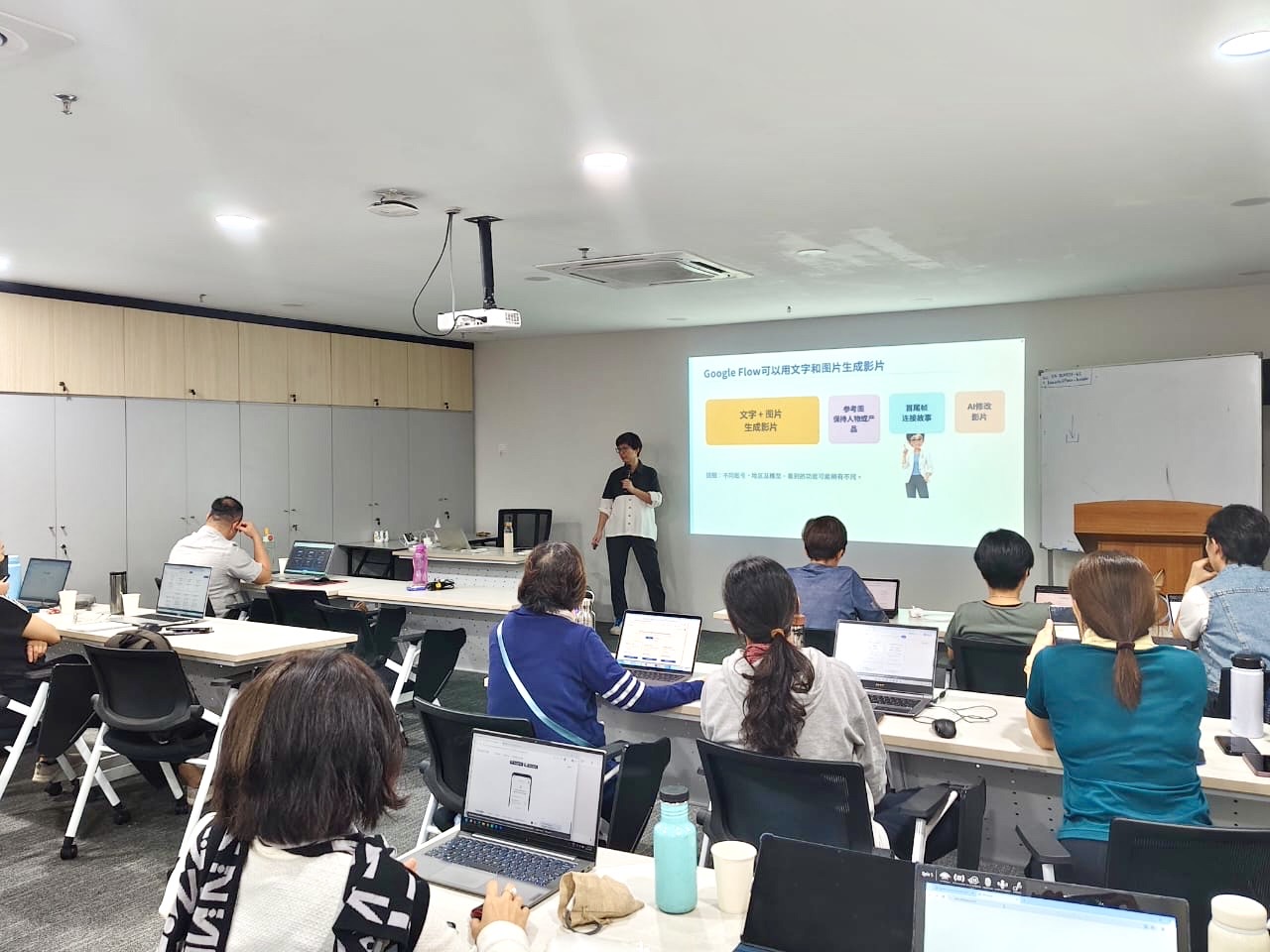 Cindy在最新AI短视频课堂带领学员使用电脑实作